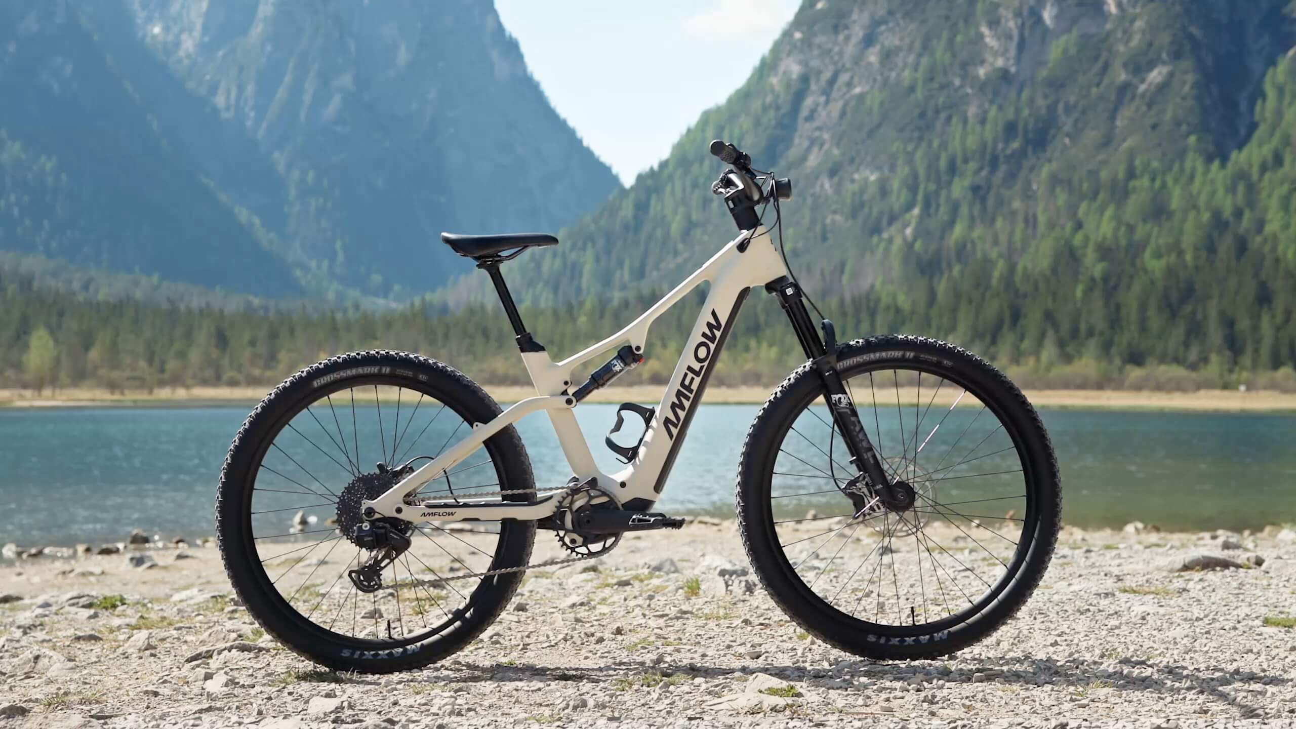 Amflow elektrische mountainbike bij een bergmeer