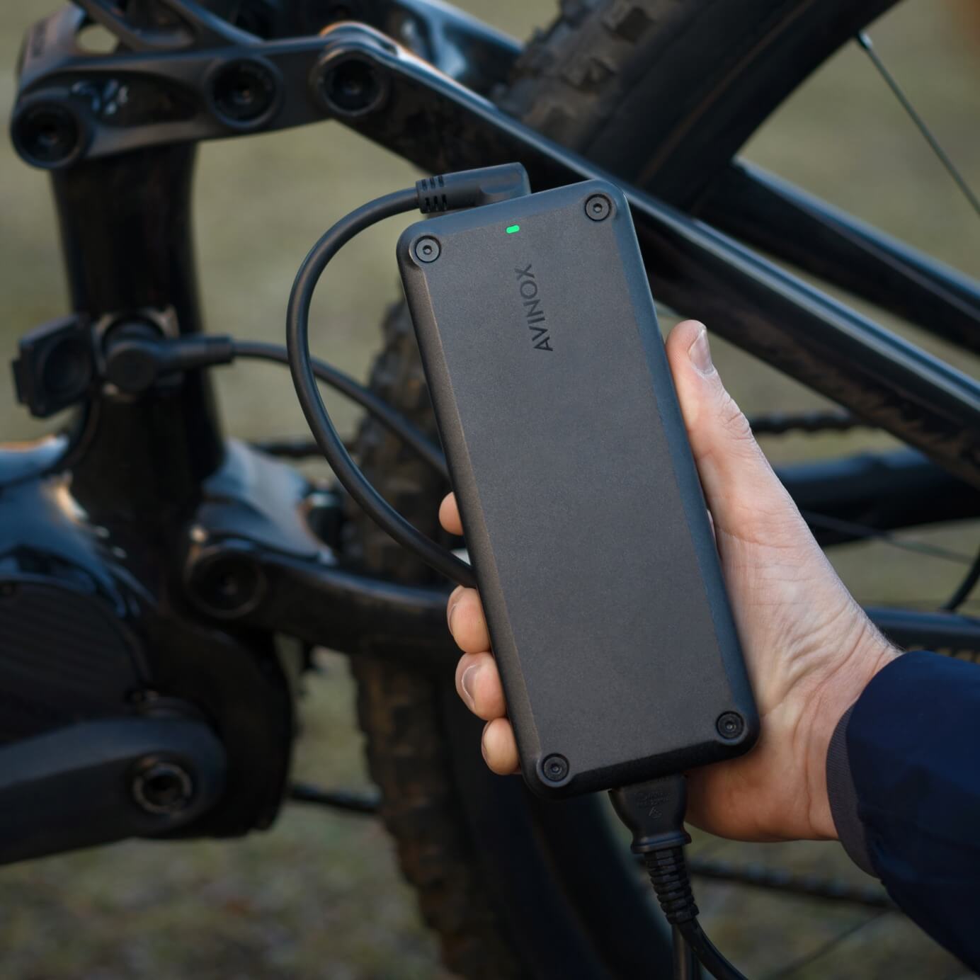 Avinox-app met batterijstatus naast de Amflow fiets