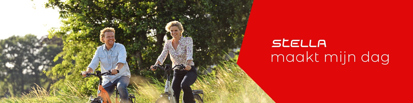 Twee mensen op Stella e-bikes in een groen landschap, met Stella-logo en slogan
