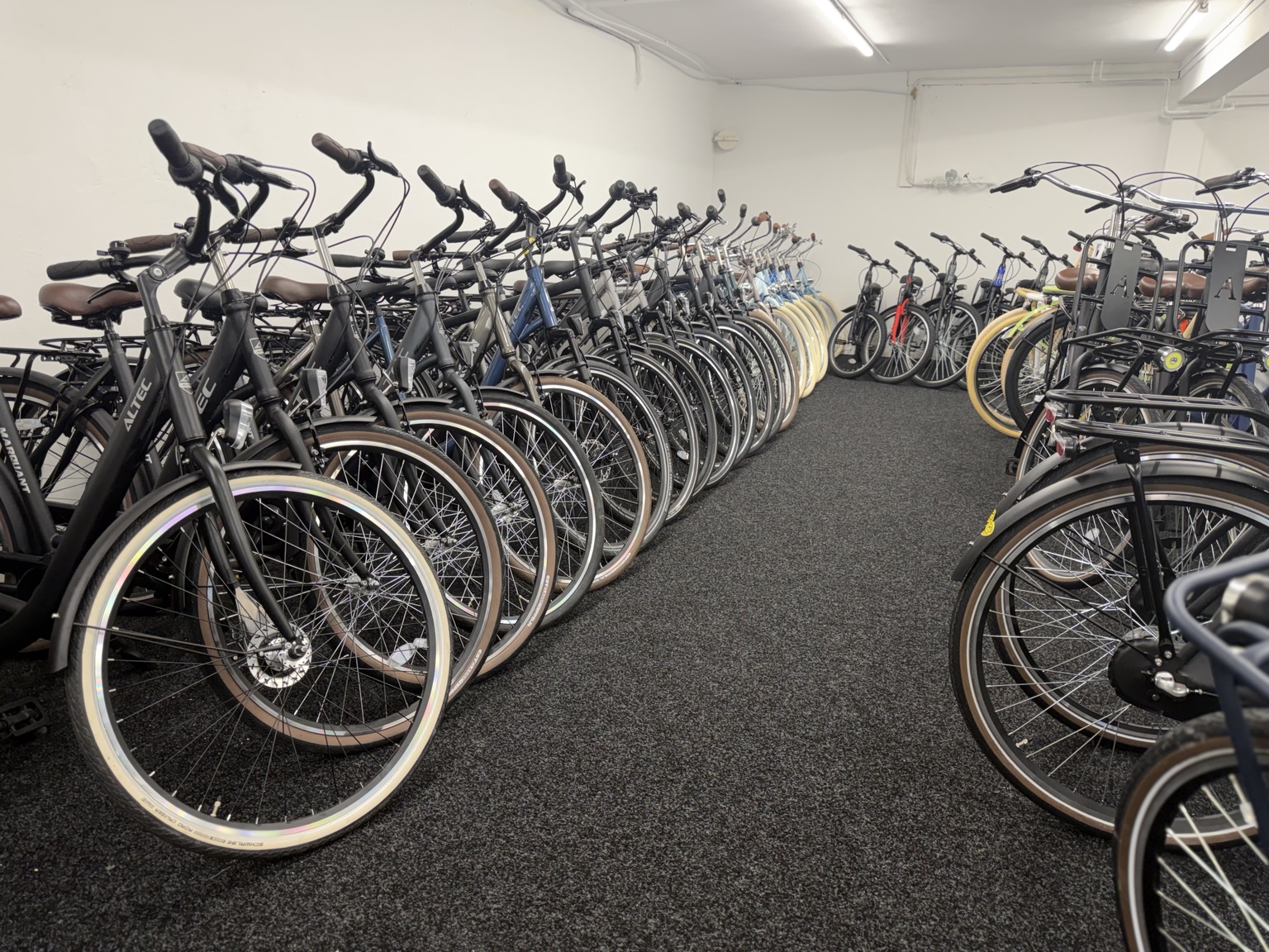 Fietsen in de showroom van Van Mut Tweewielers in Voorburg